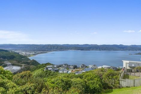 Photo of property in 9 Bennett Grove, Newlands, Wellington, 6037