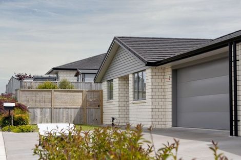 Photo of property in Waterview Estate, 30/4 Greystone Place, Omokoroa, 3114