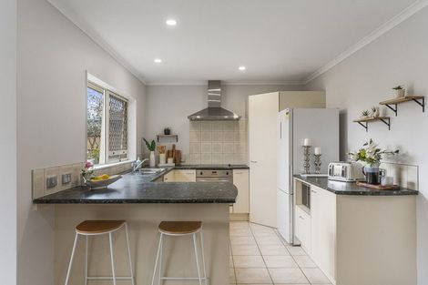 Photo of property in 2 Marlon Lane, East Tamaki, Auckland, 2016