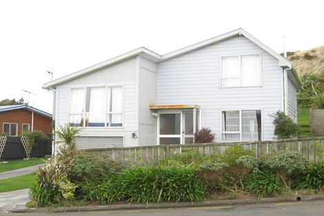 Photo of property in 41a Edgecombe Street, Newlands, Wellington, 6037