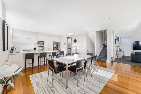 Photo of property in 33 Luplau Crescent, Cockle Bay, Auckland, 2014