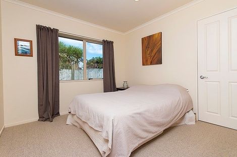 Photo of property in 18 Ernest Shackleton Place, Waiuku, 2123
