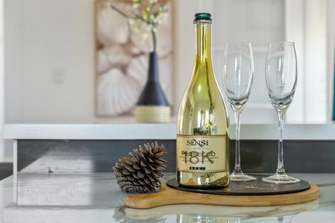 Photo of property in 2/24 Evelyn Place, Hillcrest, Auckland, 0627