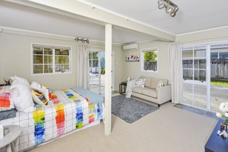 Photo of property in 1/22 Athena Drive, Totara Vale, Auckland, 0629