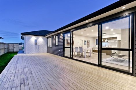 Photo of property in 7 Len Ireland Drive, Kumeu, 0810