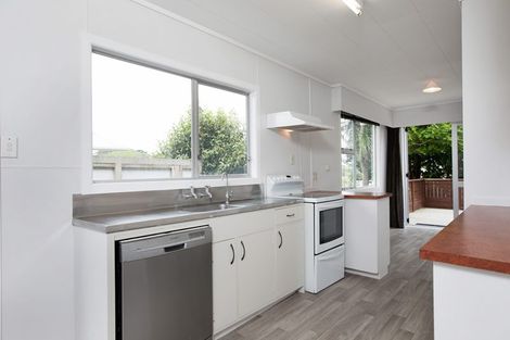 Photo of property in 5 Poharama Place, Marfell, New Plymouth, 4310