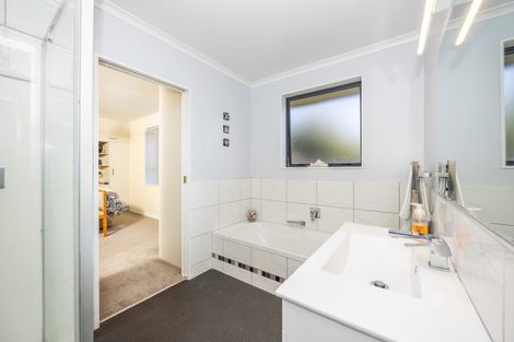 Photo of property in 23 Waiwherowhero Drive, St Andrews, Hamilton, 3200