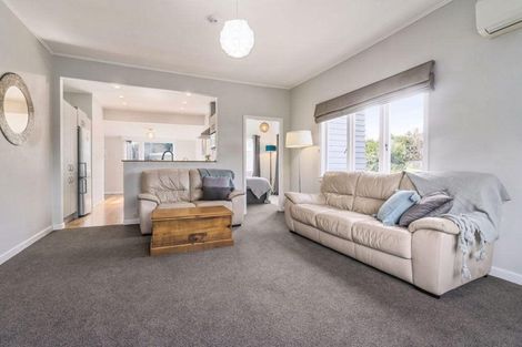 Photo of property in 2 Buisson Glade, West Harbour, Auckland, 0618