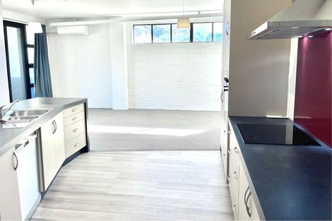 Photo of property in Endeavour Apartments, 18/125 Thorndon Quay, Pipitea, Wellington, 6011