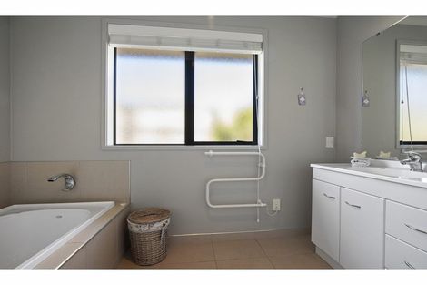 Photo of property in 8 Logan Place, Waiuku, 2123