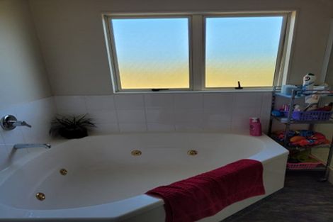 Photo of property in 13 Swanson Oaks, Swanson, Auckland, 0612