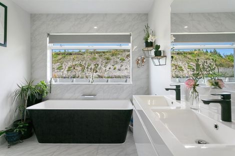 Photo of property in 97 Loch Views Road, Acacia Bay, Taupo, 3385