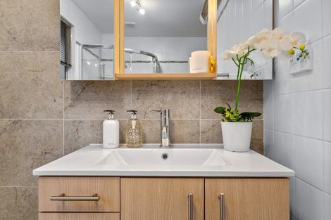 Photo of property in 15 Tableau Place, Totara Vale, Auckland, 0629