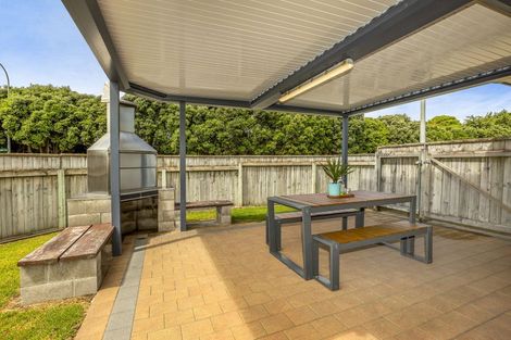 Photo of property in 18 Guildford Drive, Paraparaumu, 5032