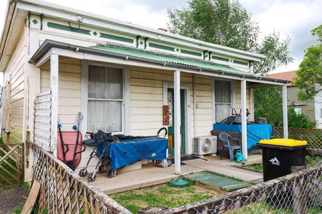 Photo of property in 17 Allardice Street, Dannevirke, 4930