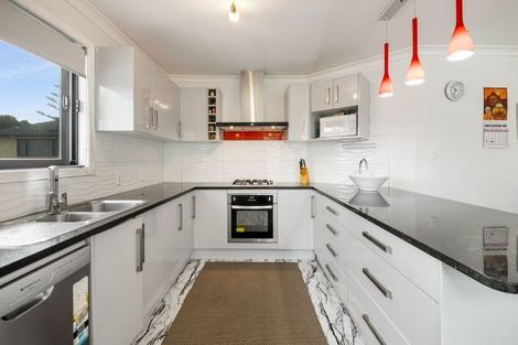 Photo of property in 18 Jamaica Place, Blockhouse Bay, Auckland, 0600