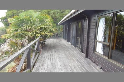 Photo of property in 554 Scenic Drive, Waiatarua, Auckland, 0612