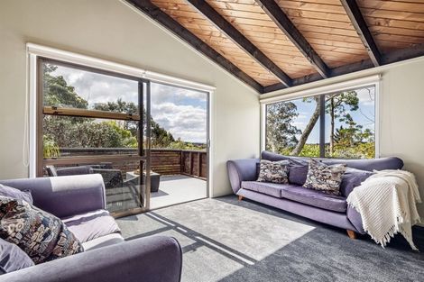 Photo of property in 21 Longfellow Parade, Glen Eden, Auckland, 0604