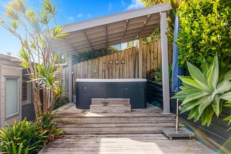 Photo of property in 2/12 Browns Road, Rothesay Bay, Auckland, 0630