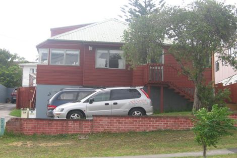 Photo of property in 1/5 Peach Road, Glenfield, Auckland, 0629