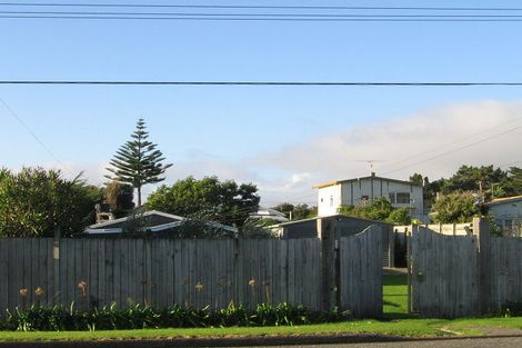 Photo of property in 33 Rauparaha Street, Waikanae Beach, Waikanae, 5036