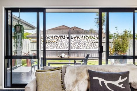 Photo of property in 3 Saint Heliers Grove, Fitzherbert, Palmerston North, 4410