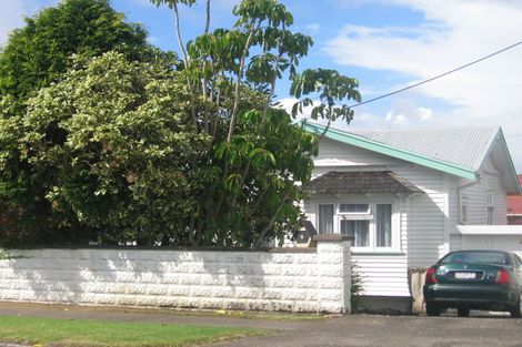 Photo of property in 6 Fruitvale Road, New Lynn, Auckland, 0600