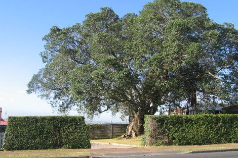 Photo of property in 107 Pupuke Road, Northcote, Auckland, 0627