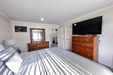Photo of property in 25 Mcewen Crescent, Riverstone Terraces, Upper Hutt, 5018