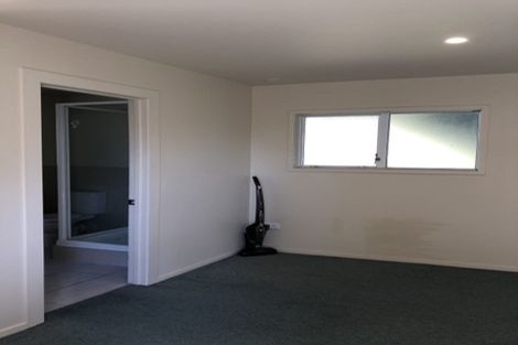 Photo of property in 903 West Coast Road, Waiatarua, Auckland, 0604