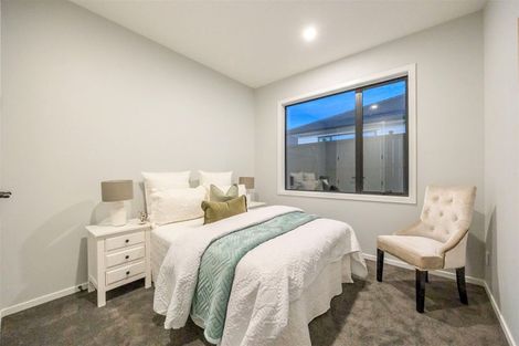 Photo of property in 18 Madden Avenue, Kumeu, 0810