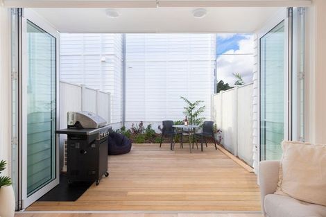 Photo of property in 4 Titoki Close, Matakana, 0985