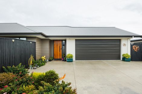 Photo of property in 71 Johnstone Drive, Fitzherbert, Palmerston North, 4410