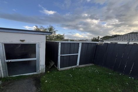 Photo of property in 2/17 Lambrown Drive, Totara Vale, Auckland, 0629