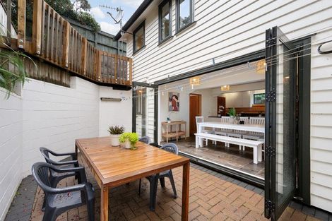 Photo of property in 98c Northland Road, Northland, Wellington, 6012