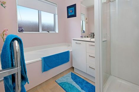 Photo of property in 2/100 Rhinevale Close, Henderson, Auckland, 0612