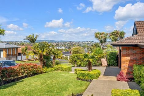 Photo of property in 6 Citation Way, Botany Downs, Auckland, 2010