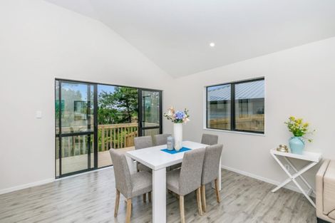 Photo of property in 2 Tarara Lane, Kumeu, 0810