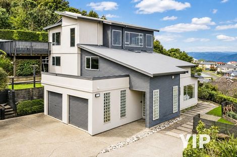 Photo of property in 41 Dress Circle, Newlands, Wellington, 6037