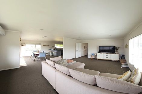 Photo of property in 93a Taylor Terrace, Tawa, Wellington, 5028