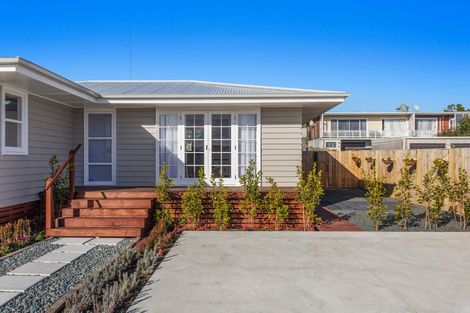 Photo of property in 1a Hikurangi Street, Te Atatu Peninsula, Auckland, 0610