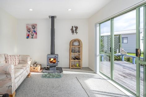 Photo of property in 16 Meadow Drive, Whitianga, 3510