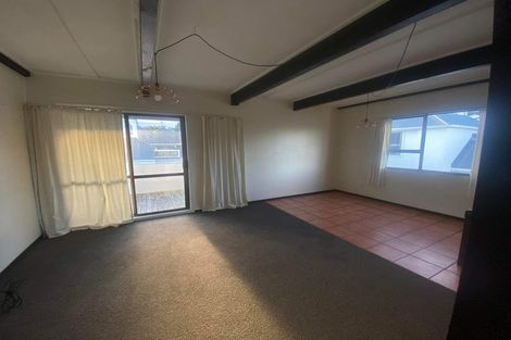 Photo of property in 140 Akaroa Drive, Maupuia, Wellington, 6022