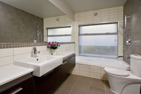 Photo of property in 3 Harrowglen Drive, Northcross, Auckland, 0632