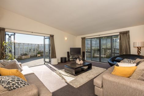 Photo of property in 2 Landsdowne Terrace, Karori, Wellington, 6012