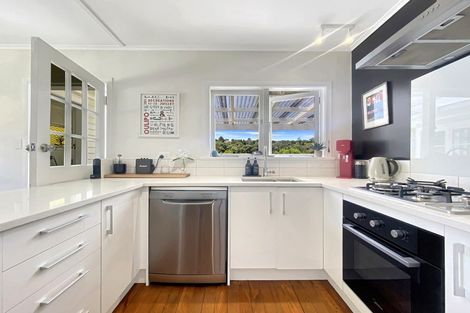 Photo of property in 122 Atkinson Road, Titirangi, Auckland, 0604