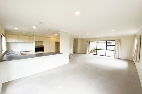 Photo of property in 33 Belcoo Crescent, East Tamaki, Auckland, 2013