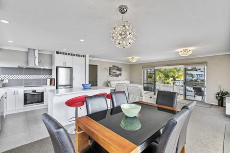 Photo of property in 62 Lagoon Way, West Harbour, Auckland, 0618