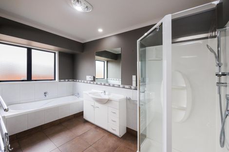 Photo of property in 12 Johnstone Drive, Fitzherbert, Palmerston North, 4410