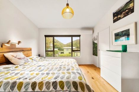 Photo of property in 15 Rarangi Way, Owhiro Bay, Wellington, 6023